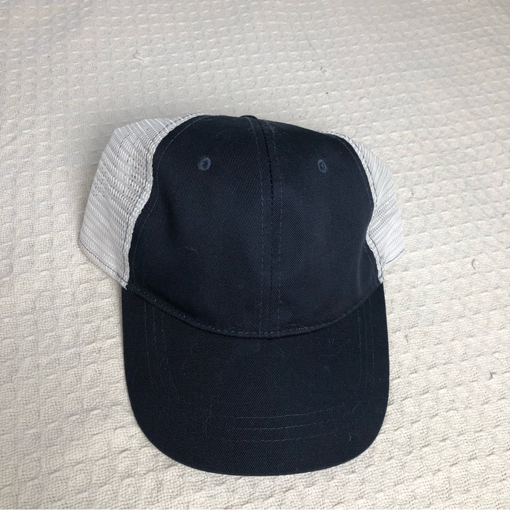 Brand new! Navy and white mesh back hat 🧢 adjustable